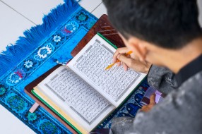 فضل تعليم وقراءة القرآن الكريم في المسجد